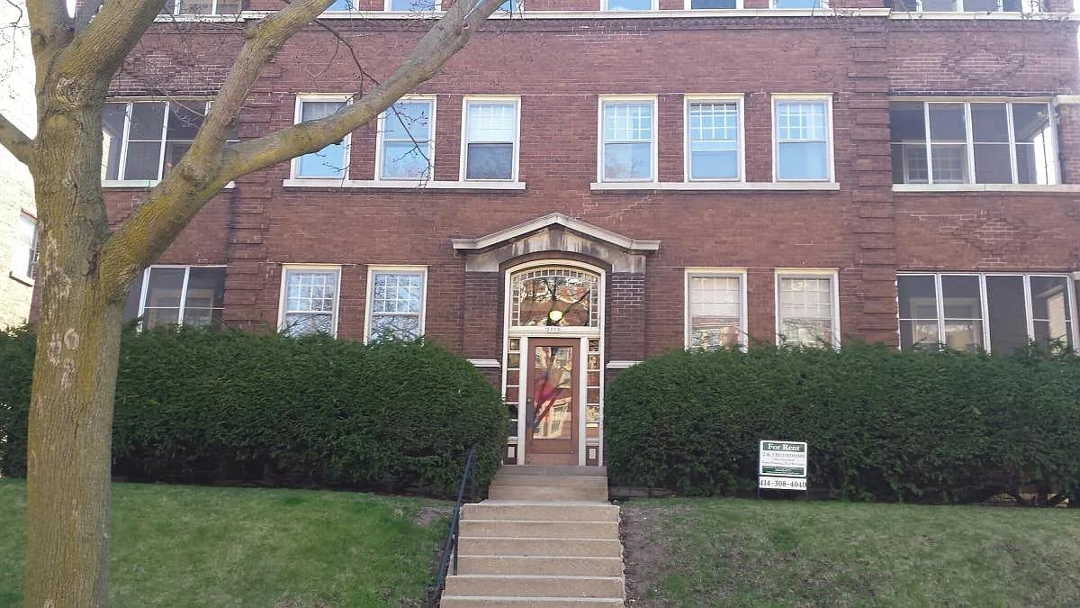 2508 N Stowell Avenue — Photo 1