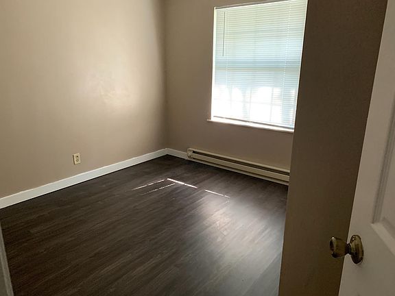4th image of 750 Stinger St