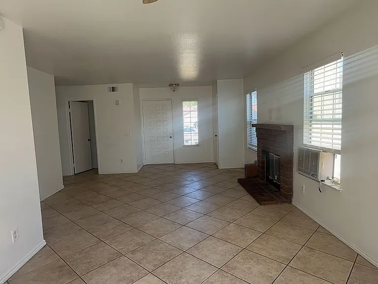 1096 Burton St — Photo 5