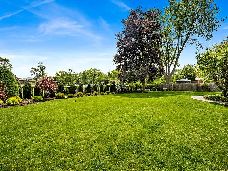 1135 Crestwood Dr — Photo 35