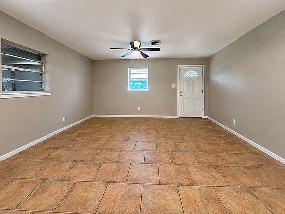 3rd image of 909 N Avenue K