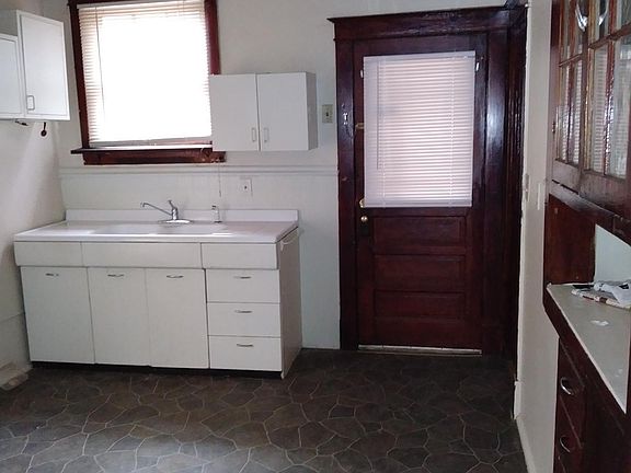 4th image of 7106 Lexington Ave