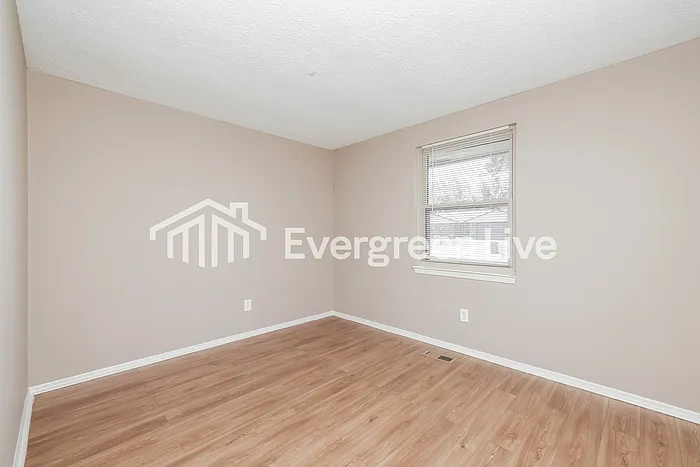 4911 Larchview Dr — Photo 10