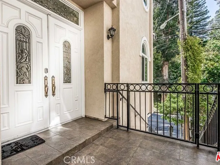 2328 Benedict Canyon Dr — Photo 4
