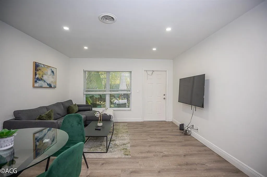 2 bed, 1.0 bath, 1738 sqft, $2,500 — Photo 2