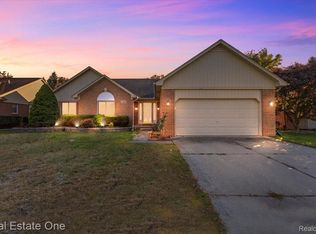 19452 Lamplighter Trl, Macomb, MI