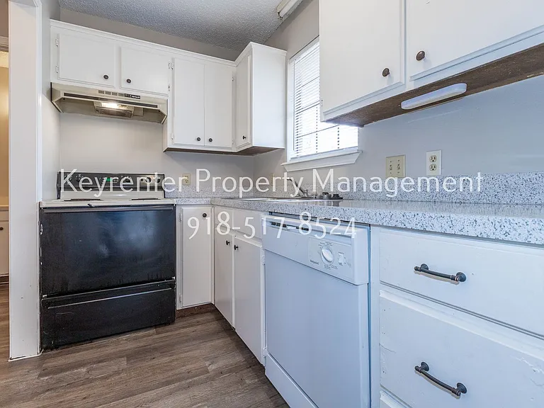 W Lillian St Fourplex — Photo 17