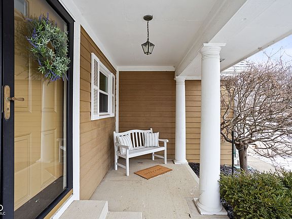 4th image of 1070 Saratoga Cir