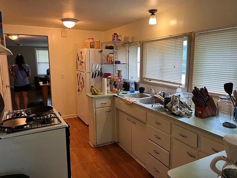 1140 S Maryland Ave — Photo 6