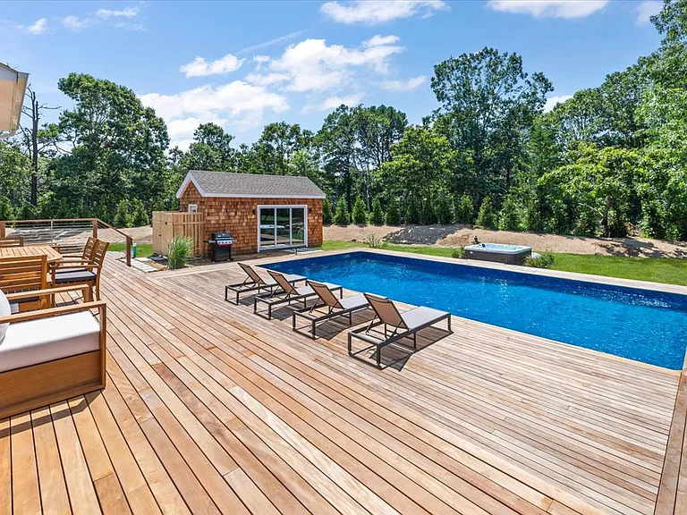 280 Shinnecock Hills Rd — Photo 16