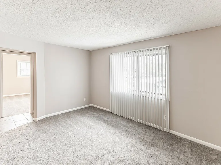 Mirabeau Apartments — Photo 15