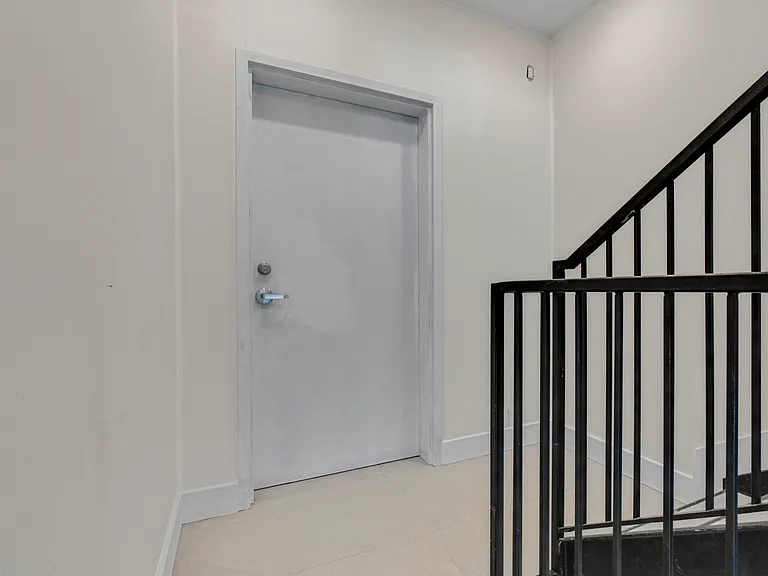 625 Harvie Ave #1 — Photo 4