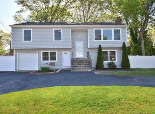 90 Dorchester Rd, Ronkonkoma, NY 11779