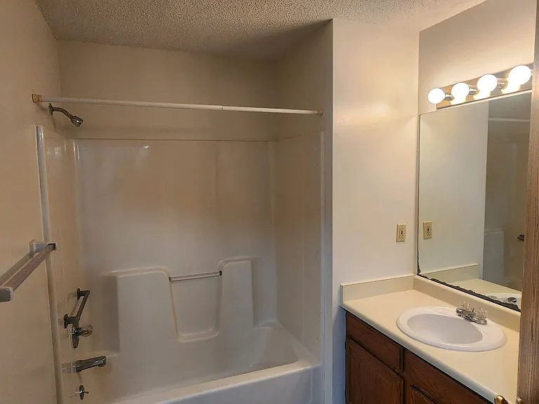 36 Plex - Village Green Apartments — Photo 8