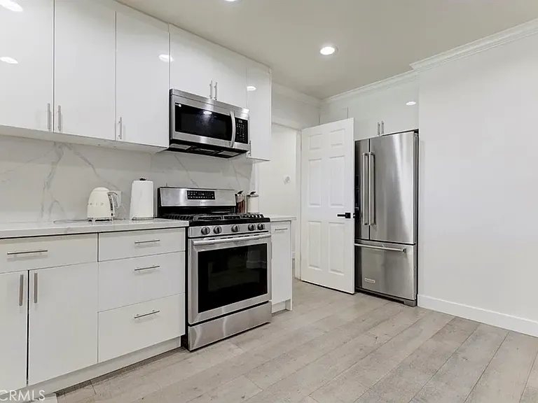 9261 Lev Ave — Photo 6
