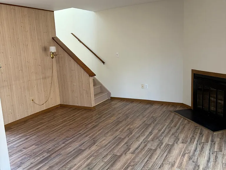 223 Sterling Ct — Photo 6
