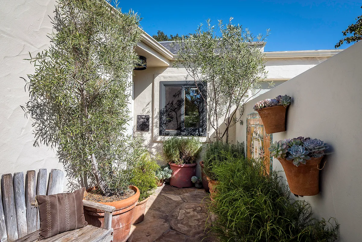 Building Photo - 548 San Ysidro Rd #1