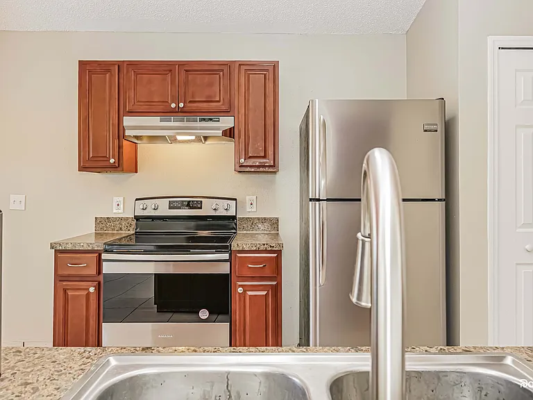 2980 N Huron Dr — Photo 3