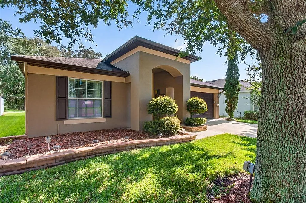4 bed, 2.0 bath, 1952 sqft, $2,400 — Photo 2