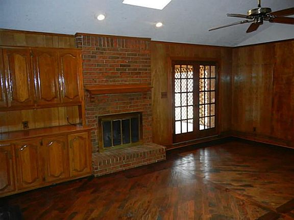 3rd image of 202 Meadowcreek Dr