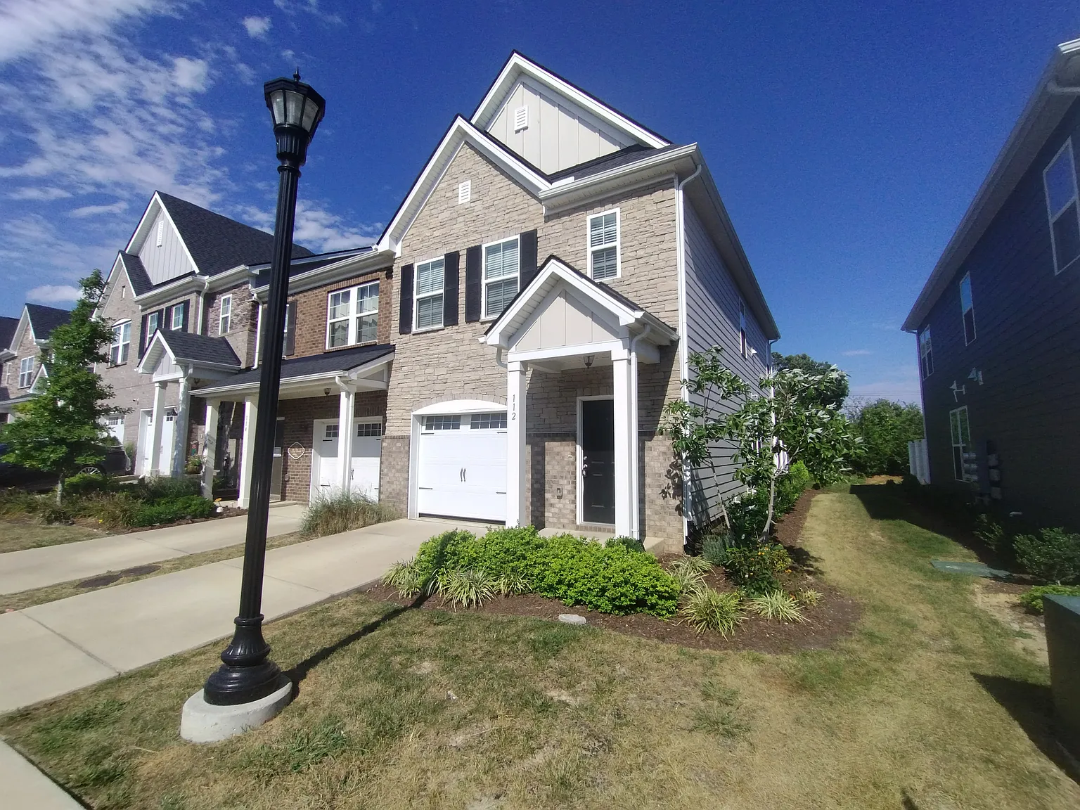 3 bed, 2.5 bath, 1487 sqft, $1,900 — Photo 1