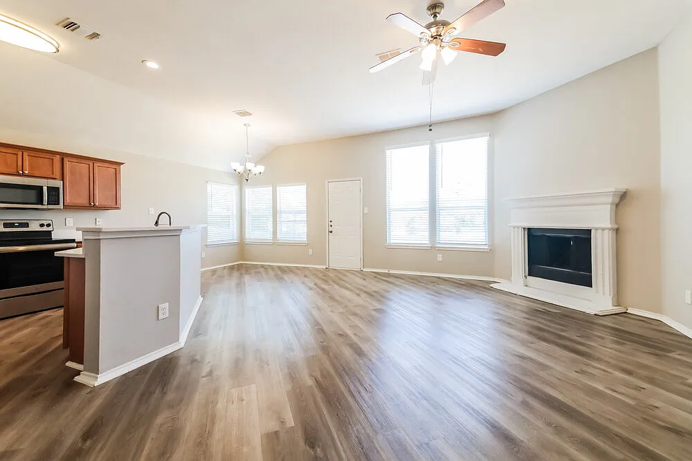 3 bed, 2.0 bath, 1564 sqft, $2,060 — Photo 4