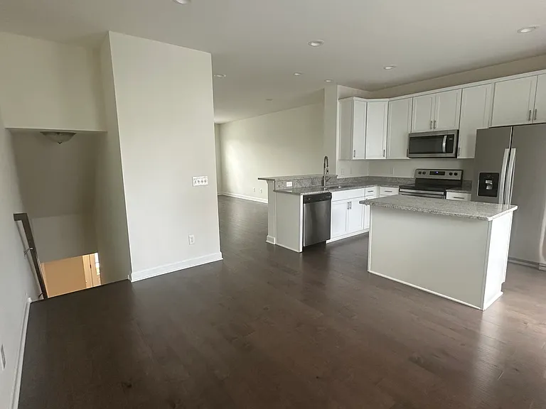 435 John Adams Dr — Photo 4