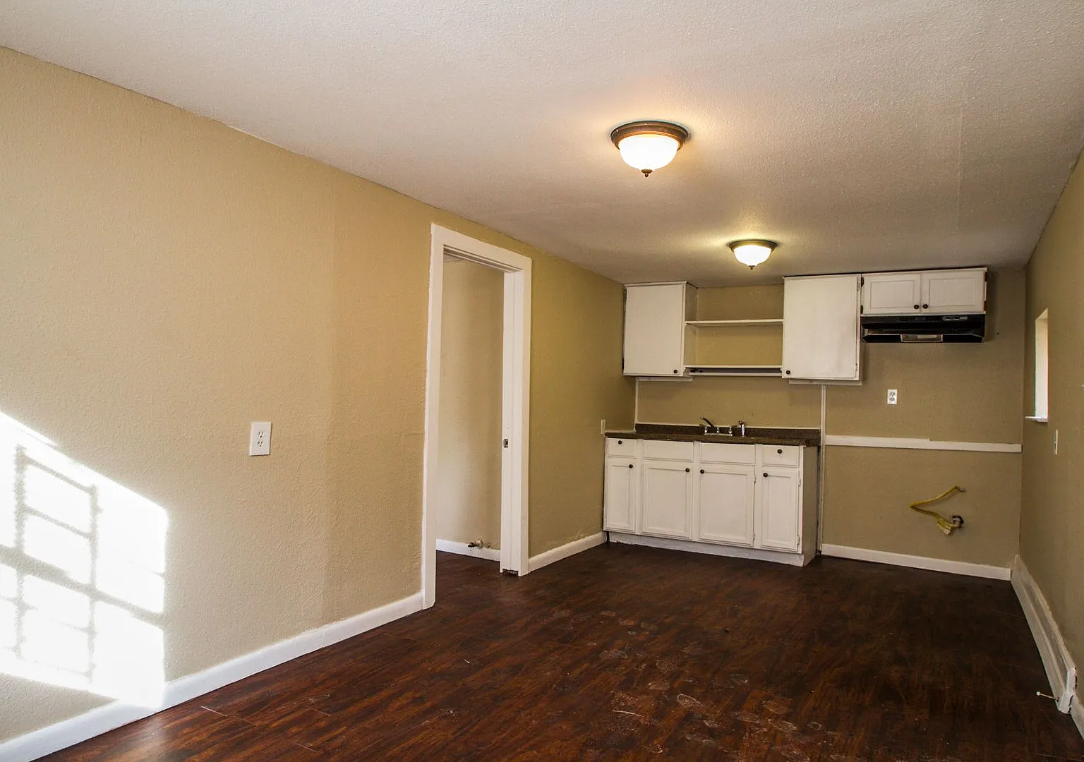 924 Saint James — Photo 3