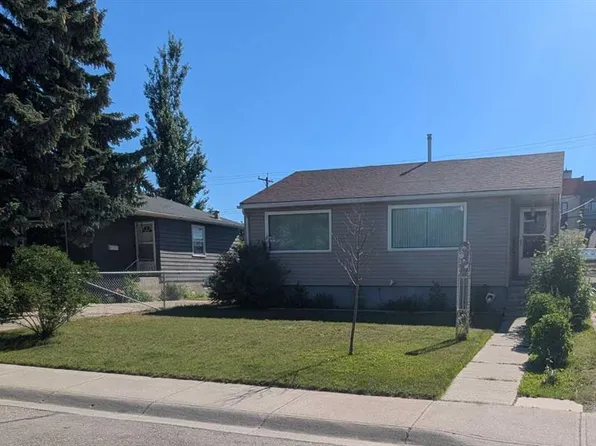 3322 W Centre B St NW, Calgary, AB T2K 0V6