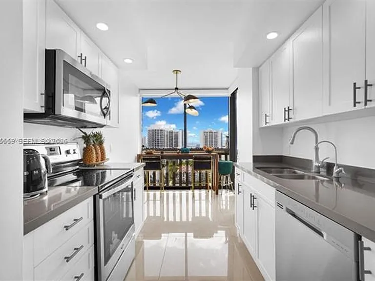 1000 W Island Blvd #2508 — Photo 31