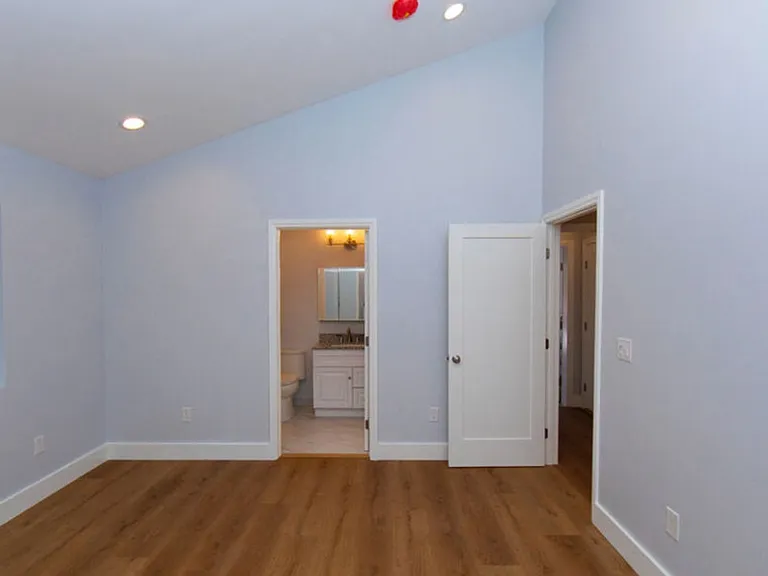 2208 S Harcourt Ave — Photo 8