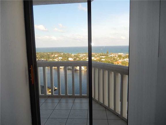 4th image of 20201 E Country Club Dr APT 1706