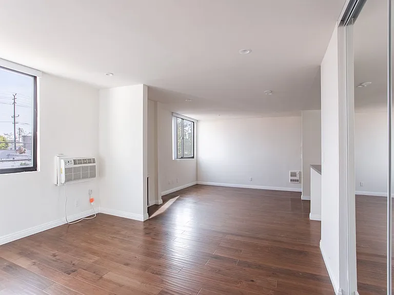 724 N West Knoll Dr — Photo 5