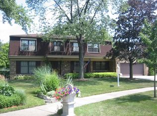1115 Adirondack Dr, Northbrook, IL