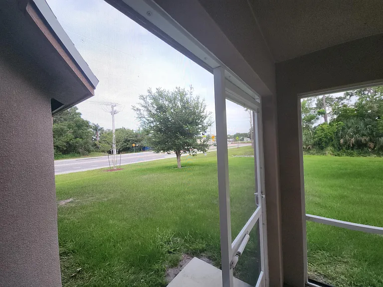 842 SE Walters Ter — Photo 10