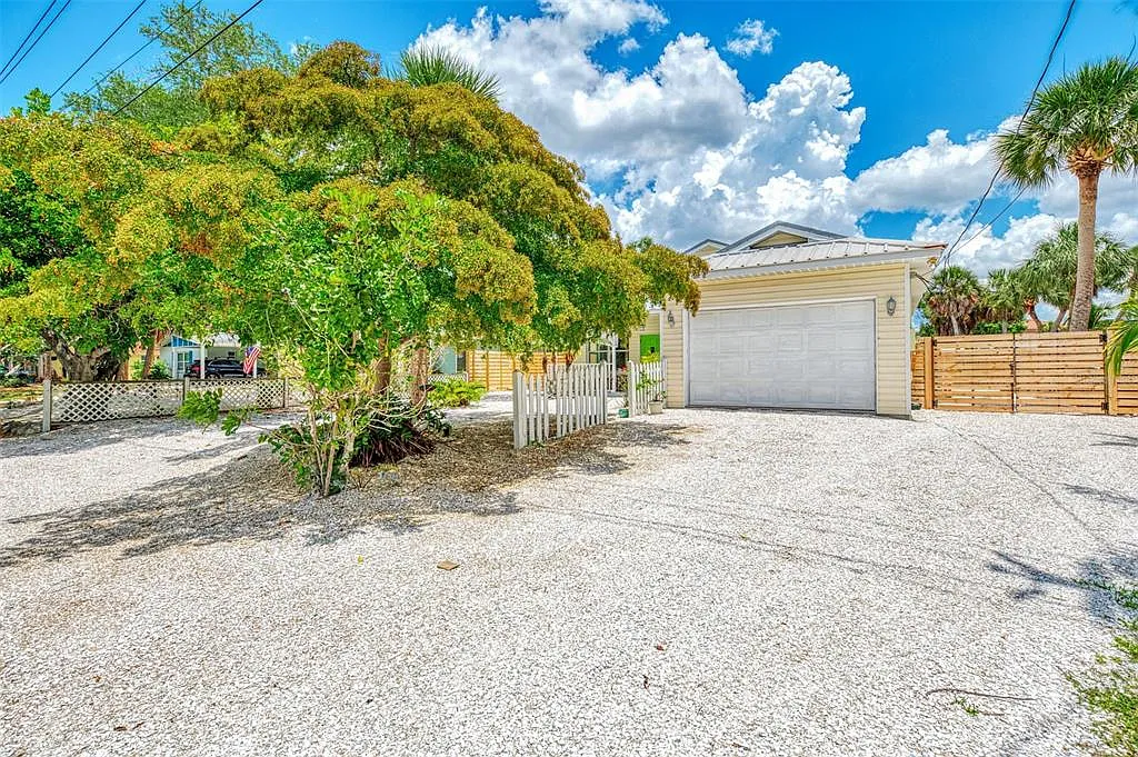 3 bed, 2.0 bath, 1438 sqft, $4,500 — Photo 2