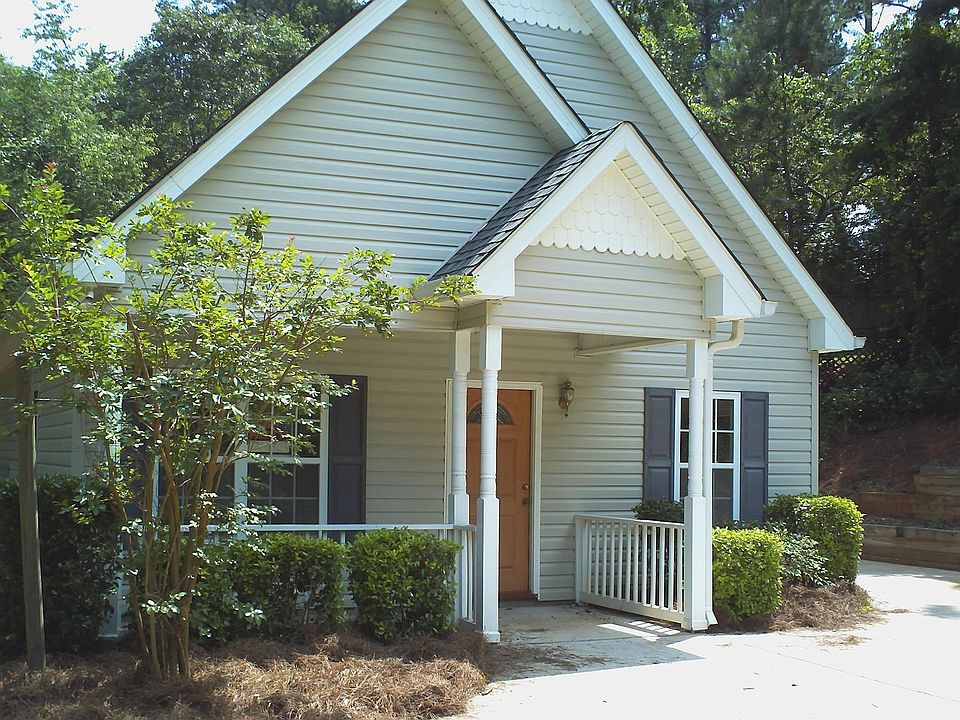 Big Rooms, Quiet Neighborhood