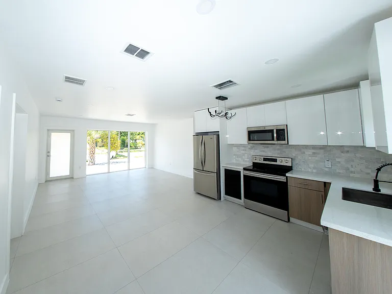 2160 SW 16th Ct — Photo 6