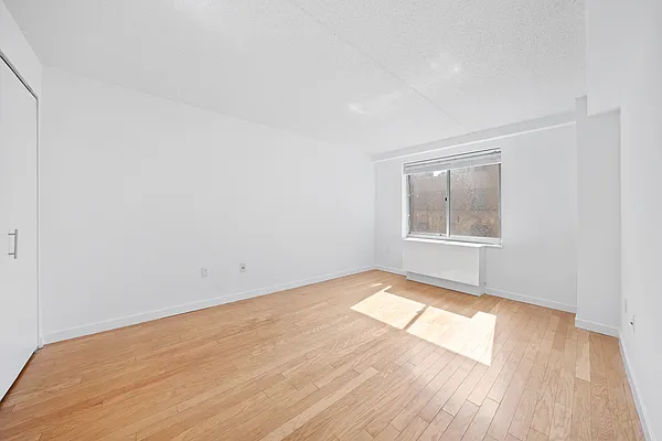 Rented by Hooli Homes New York Inc | media 10