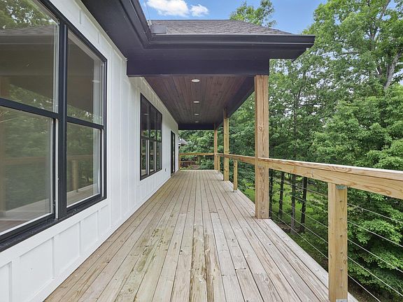 5th image of 249 Springbrook Dr