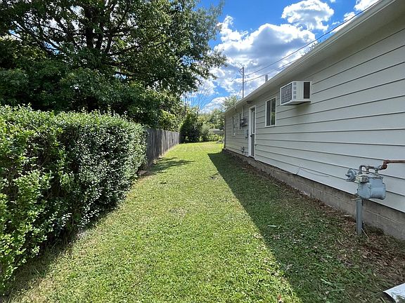 3rd image of 1456 Cecil Dr