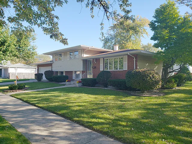 19159 Oakwood Ave photo 1
