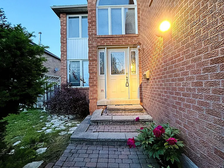 33 Westmoreland Ct — Photo 1
