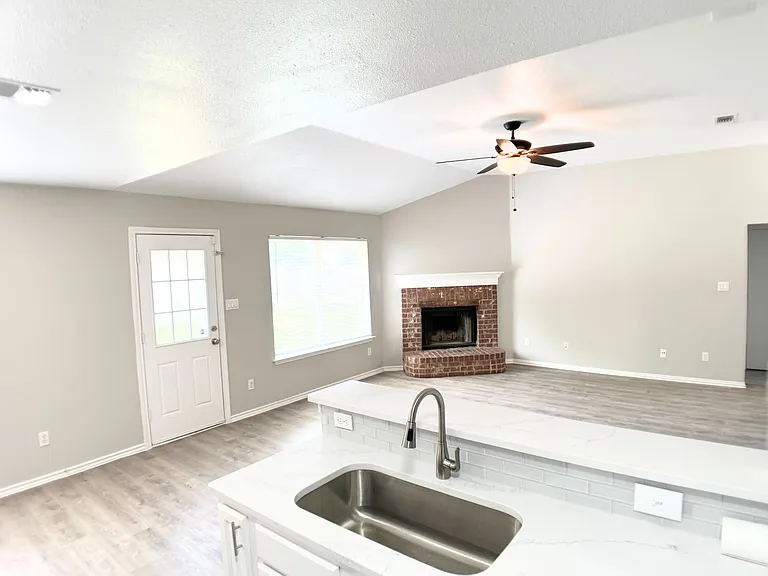 3913 Periwinkle Dr — Photo 5