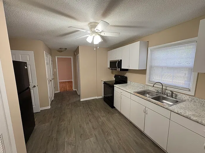 4 bed, 1.5 bath, 1930 sqft, $2,000 — Photo 4