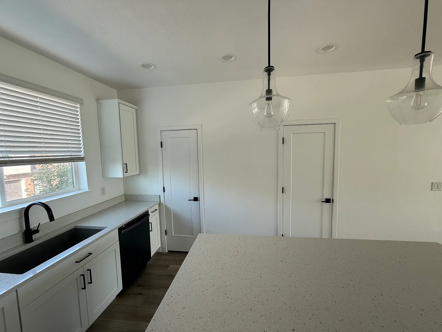 2 bed, 2.5 bath, 1420 sqft, $2,000 — Photo 2
