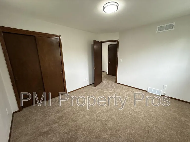 8150 S 88th St — Photo 33