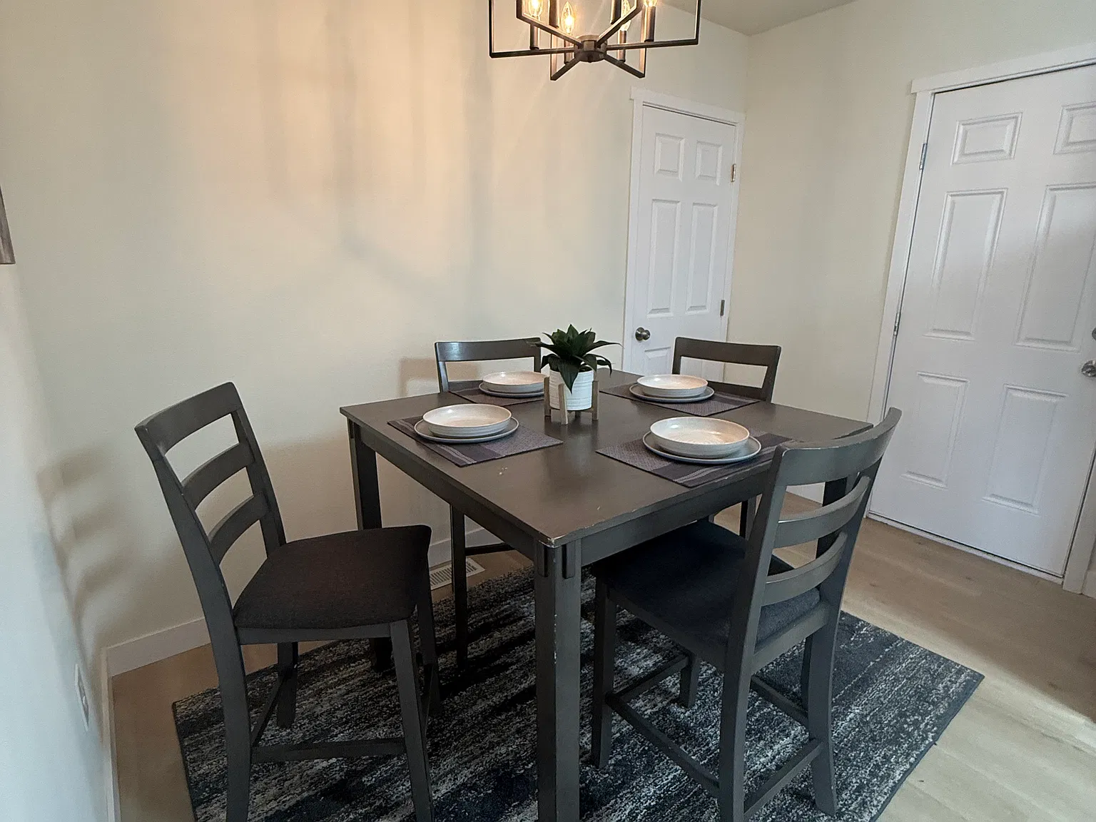 3 bed, 1010 sqft, $3,150 — Photo 4