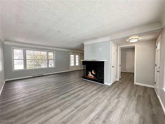 3rd image of 407 Dumbarton Blvd