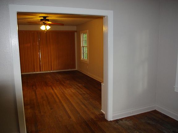 4th image of 402 W Marshall Ave